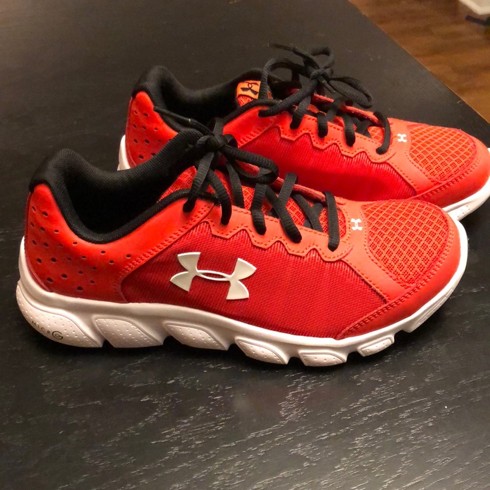 NEVER WORN! Under Armour youth sneakers